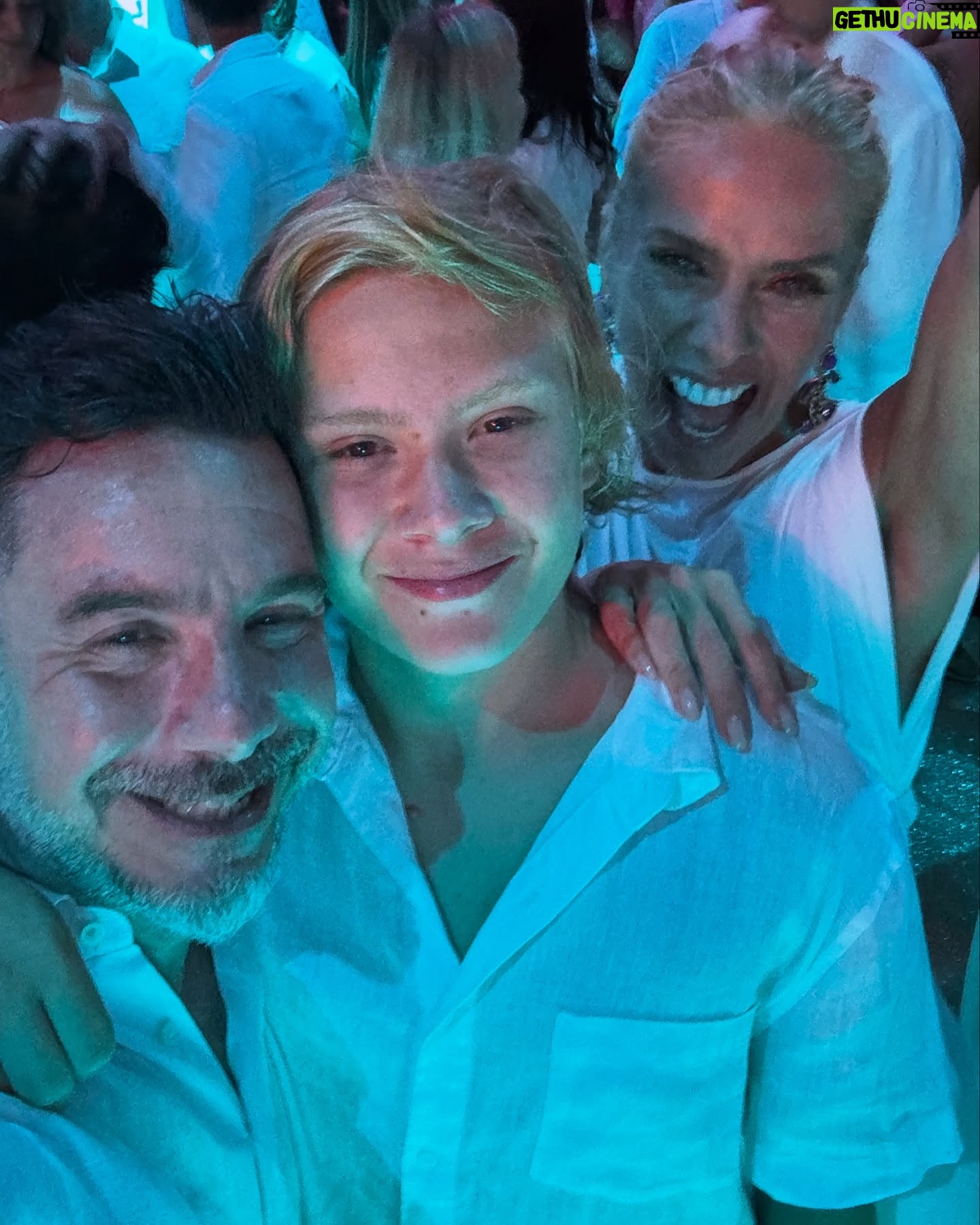 Adriane Galisteu - 63K Likes - Vem 2025 , pronta pra te amar! ✨✨ O que você mais deseja para este ano? Me conta na enquete!