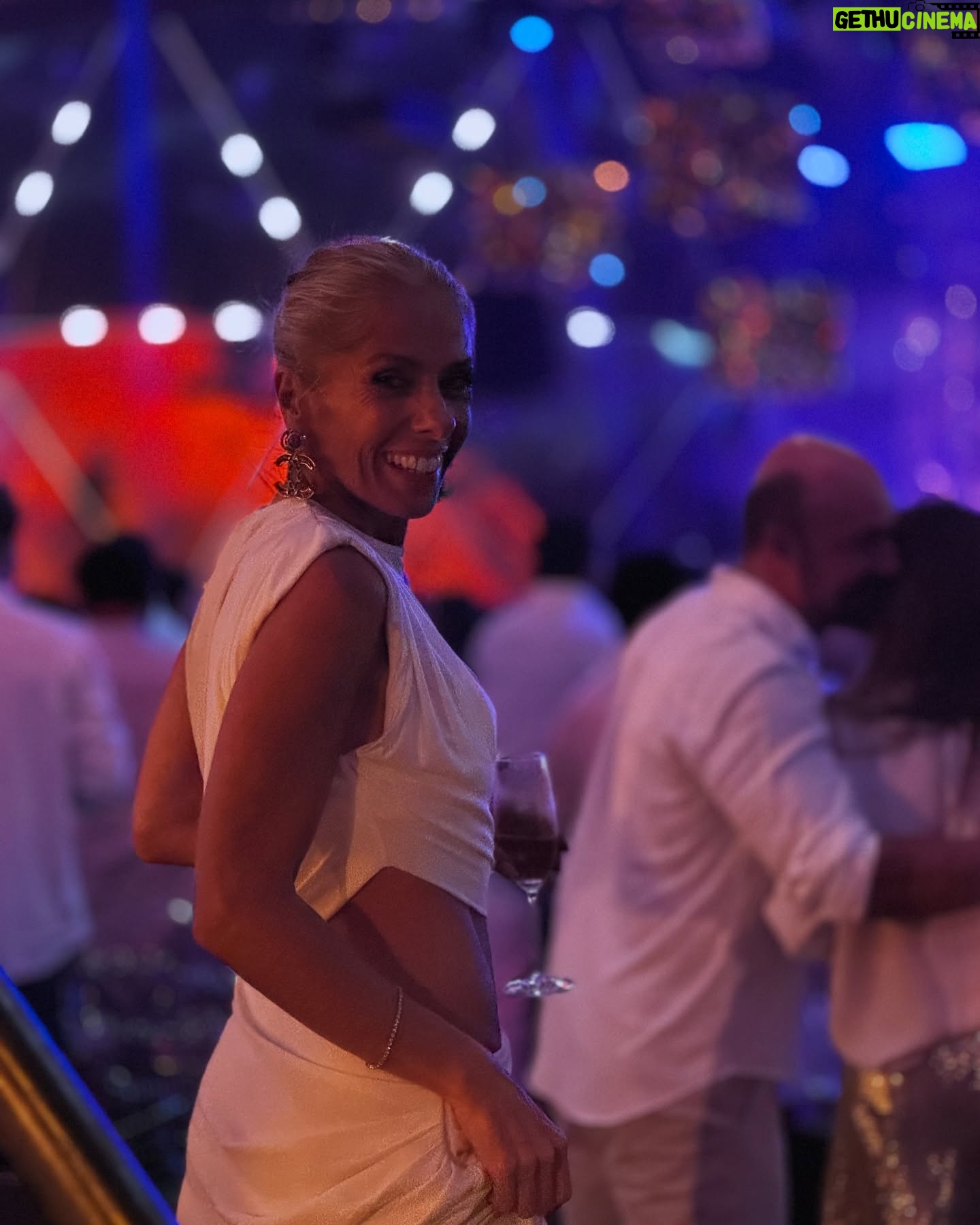 Adriane Galisteu - 63K Likes - Vem 2025 , pronta pra te amar! ✨✨ O que você mais deseja para este ano? Me conta na enquete!