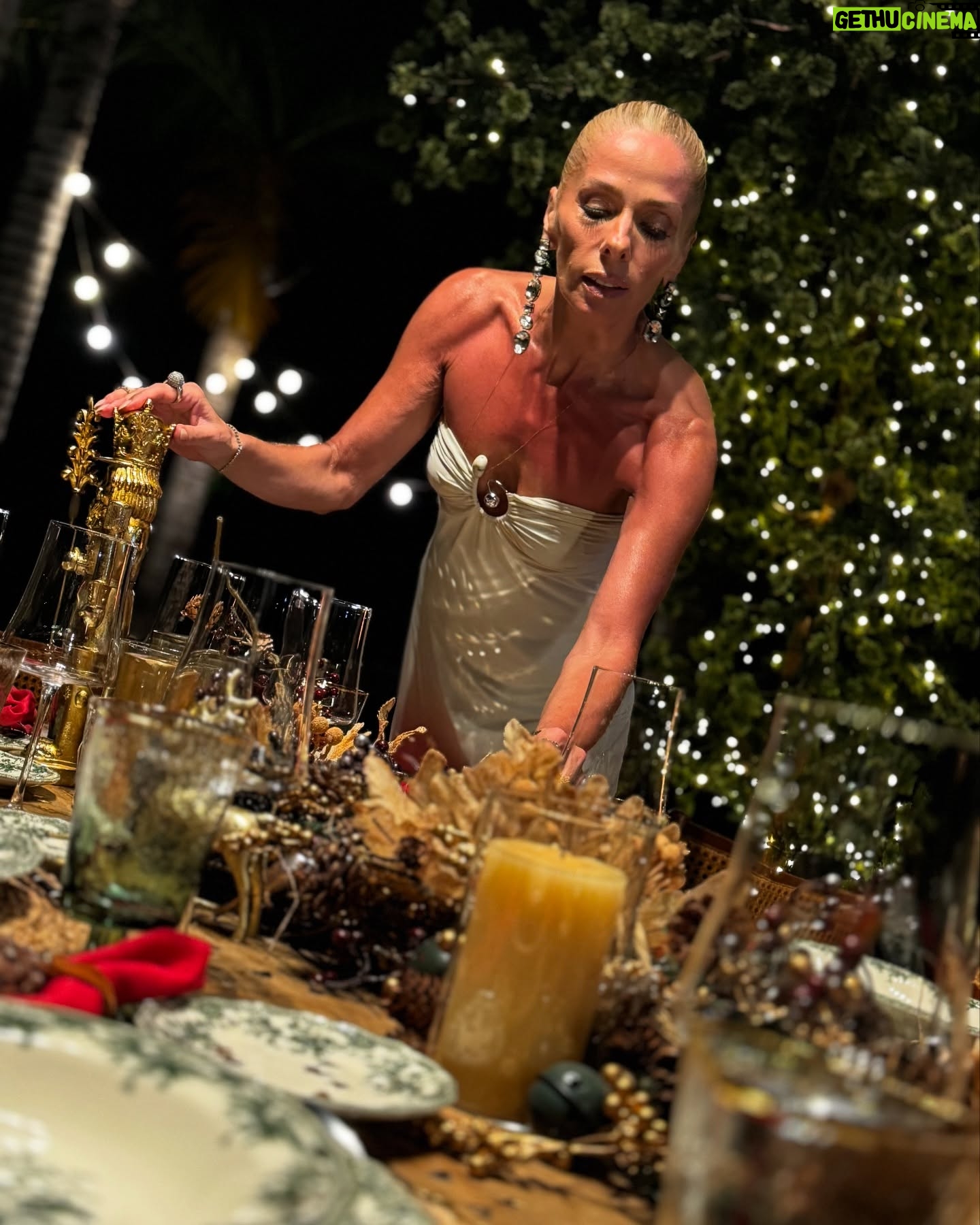 Adriane Galisteu - 182.7K Likes - A melhor noite do Ano! Feliz Natal meus amores! 🎄✨ #merrychristmas #tksgod