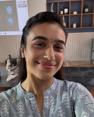 Adrija Sinha Instagram - खूबसूरती न सूरत में है न लिबास में, निगाहें जिसे चाहे उसे हसीन कर दे.. 🤍✨ 

#picsoftheday #selfies #adrijasinhastylediaries
