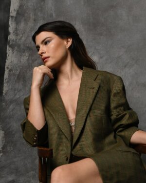 Agustina Palma Instagram - New Year, New Profile Pic 🪐

Ph. @romerodeluquefoto /Mua. @gusgandarela/ 
Hair. @tonylopezbeauty 

Businesswoman boss is coming 🧨
Estoy muy emocionada por la llegada del 2025, un año en el que muchos proyectos que se han estado cocinando con paciencia y esfuerzo finalmente saldrán a la luz, llenándome de ilusión y gratitud.

Hace un tiempo, vivir y trabajar en Los Ángeles era solo un sueño lejano, algo que imaginaba desde niña. Pero un día decidí escuchar mi intuición y dar el salto, aunque no tenía todo planeado. Llegar a Los Ángeles fue mucho más que un cambio geográfico; fue un cambio de mentalidad. Actuar, trabajar, generar contenido, aprender nuevos acentos e idiomas me abrió puertas inmensas, pero también me desafió a niveles que nunca había enfrentado. En el camino, he tenido la fortuna de cruzarme con personas increíbles que me han mostrado nuevas formas de ver la vida y, sin saberlo, me han recordado por qué empecé a seguir mis sueños desde el principio.

Este año fue el más explosivo, expansivo y divertido de mi vida (hasta ahora). Este año me ha desafiado, me ha hecho crecer y me ha enseñado a valorar el tiempo, la energía y las decisiones. Cambié no solo de país, sino de mentalidad. Aprendí, tomé riesgos y me abrí a experiencias que jamás imaginé. Cada paso me recordó que no necesitamos tener todo bajo control para avanzar, solo determinación y fe en nosotros mismos.

2024 ha sido un año de expansión personal y profesional.
Aprendí a ser jefa de mi vida y mi empresa, a reconocer mi valor, y a seguir adelante sin rendirme. Entendí que los sueños no solo son la meta, sino también el viaje, las personas y las lecciones que encontramos en el camino.

Agradecida por todo lo vivido y lista para un 2025 lleno de magia y propósito. Vamos por más. 🌟
#Creciendo #SigueTuSueño #Agradecida
