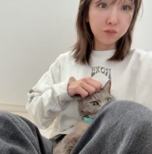 Ai Kago Instagram - 実家のルナ(=^x^=)くん！保護猫です🥹🤍
家族の一番のアイドル！
私にピタリとくっついて「亜依〜」って鳴きます。(多分)
妹のことを恋人と思って、俺感出してくるとこも可愛い😮‍💨
2025も家族の癒し系で元気で過ごしてね💕

#猫好き部
#動物が好き
#爬虫類も飼いたい
