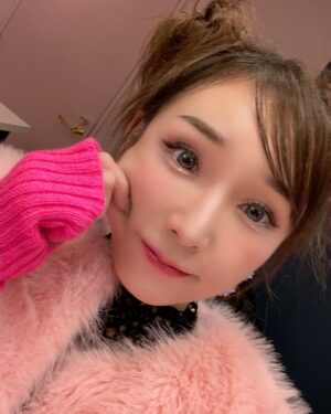 Ai Kago Instagram - 今週は自分のto doをちゃんと出来た1週間でした。
バタバタと過ごしたけど、毎食なるべく自炊して
身体にいいこと沢山した🫡

毎日20秒だけでも、瞑想する時間を作ったり
自分を愛するということも心がけた。
自分と向き合うことは、やはり大切📝

昨日よりも今日、今日よりも明日。
まだまだ毎日に反省点はあるけども、そうやって少しづつ
成長できたらと思う。

さぁ、明日はプライベートであれこれ盛りだくさんの日！！
うまくいきますように🥹

皆様、素敵な週末を🌟