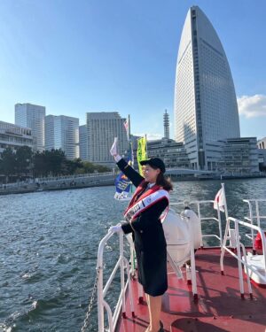 Ai Shinozaki Instagram - ・

今日は、横浜水上警察署の
一日警察署長を務めました✨

天気も良く、イベントには沢山の方々が足を運んでくださり、任務である"目指せ犯罪0バームクーヘン"も無事1000個配ることが出来ました！

最後は船に乗って、海の上からも
広報活動したよ🚢✨

とても有意義な一日でした☺️
来てくれた皆様、ありがとうございました✨

#横浜水上警察署 #一日警察署長 #目指せ犯罪0
#2枚目の写真は本物の署長さんです 👮‍♂️