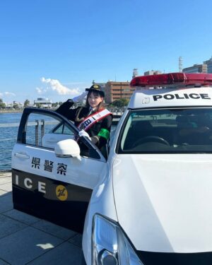 Ai Shinozaki Instagram - ・

今日は、横浜水上警察署の
一日警察署長を務めました✨

天気も良く、イベントには沢山の方々が足を運んでくださり、任務である"目指せ犯罪0バームクーヘン"も無事1000個配ることが出来ました！

最後は船に乗って、海の上からも
広報活動したよ🚢✨

とても有意義な一日でした☺️
来てくれた皆様、ありがとうございました✨

#横浜水上警察署 #一日警察署長 #目指せ犯罪0
#2枚目の写真は本物の署長さんです 👮‍♂️