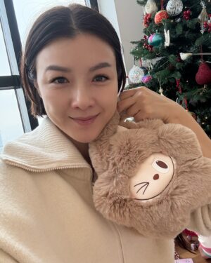Aimee Chan Instagram - Christmas morning!!! 🎄🎄🎄Yayyyyyyyyy! ✨💖 BUT My wish is to be able to sleep in tomorrow… 😆😆😆 

#merrychristmas🎄 #chanchanfamily #familymemories