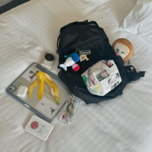 Aimyon Instagram - こないだ行った親友の結婚式、
動画回してたねんけど
全部スローモーションで撮ってしまってて泣いた‼️‼️
いろんな失敗がある人生、乗り越えていきたい👰🏻‍♀️🤵🏻 
ツアーはまだまだ序盤。
移動中はだいたい、
音楽聴きながら小説読んだり漫画読んでるか
カメラロール整頓してるねんけど
なんかおすすめの漫画教えて〜〜〜。
最近ふと、昔住んでた家の前に、
ちぎられたエロ漫画が毎日1ページずつ落ちてたの思い出した。また落ちてへんかな。