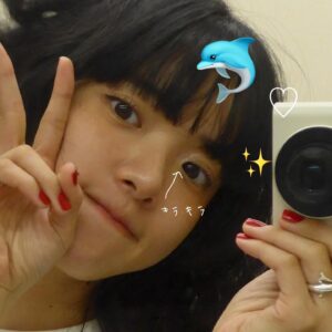 Aimyon Instagram - こないだ行った親友の結婚式、
動画回してたねんけど
全部スローモーションで撮ってしまってて泣いた‼️‼️
いろんな失敗がある人生、乗り越えていきたい👰🏻‍♀️🤵🏻 
ツアーはまだまだ序盤。
移動中はだいたい、
音楽聴きながら小説読んだり漫画読んでるか
カメラロール整頓してるねんけど
なんかおすすめの漫画教えて〜〜〜。
最近ふと、昔住んでた家の前に、
ちぎられたエロ漫画が毎日1ページずつ落ちてたの思い出した。また落ちてへんかな。