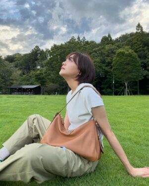 Airi Matsui Instagram - なんだか一気に涼しくなったね〜🍂

#PradaAimee
最近は大きめが気分💭

可愛いと思っていたbag…👜🤍
このバック持って色んな所にお出掛けしたい！

@prada