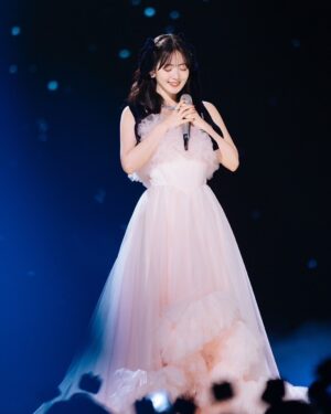 Airi Suzuki Instagram - ✴︎
大晦日の夜は、中国の大きな年越しフェスである
「2024最美的夜 bilibili跨年晚会」に出演させていただきました🫶

２億人以上の視聴者数だったようで、、、え、、、？！！
なんかもう想像できない数字なんですけど
ちゃんと色々伝わってたかなとドキドキの中、温かい声が現地からも届いていて安心しました😭🫶

セットや演出もとんでもなく豪華で
あんなにも煌びやかな中で歌わせてもらえて幸せでした☺︎

何より緊張したのは、中国語でのMC。
発音とか完璧にしたくてめっちゃ練習したけど
本番はやっぱりド緊張したなぁ🤣

そして過去の曲もこうして国を超えてお届けできること
とっても嬉しく思います！！！
過去の自分にも教えてあげたい。届いてたよって！

これからも大切に歌っていきたいと思います🫶

#最後のはリハーサルの時の写真
#🏹🩷