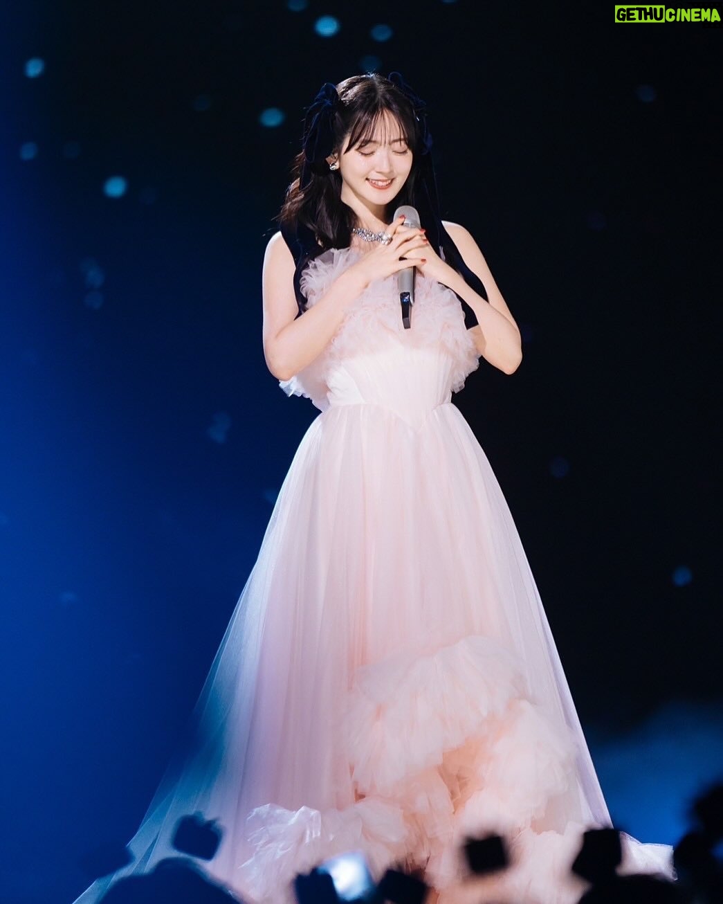 Airi Suzuki - 128.6K Likes - ✴︎
大晦日の夜は、中国の大きな年越しフェスである
「2024最美的夜 bilibili跨年晚会」に出演させていただきました🫶
2億人以上の視聴者数だったようで、、、え、、、?!!
なんかもう想像できない数字なんですけど
ちゃんと色々伝わってたかなとドキドキの中、温かい声が現地からも届いていて安心しました😭🫶
セットや演出もとんでもなく豪華で
あんなにも煌びやかな中で歌わせてもらえて幸せでした☺︎
何より緊張したのは、中国語でのMC。
発音とか完璧にしたくてめっちゃ練習したけど
本番はやっぱりド緊張したなぁ🤣
そして過去の曲もこうして国を超えてお届けできること
とっても嬉しく思います!!!
過去の自分にも教えてあげたい。届いてたよって!
これからも大切に歌っていきたいと思います🫶
#最後のはリハーサルの時の写真
#🏹🩷