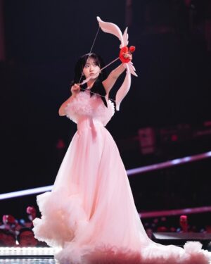 Airi Suzuki Instagram - ✴︎
大晦日の夜は、中国の大きな年越しフェスである
「2024最美的夜 bilibili跨年晚会」に出演させていただきました🫶

２億人以上の視聴者数だったようで、、、え、、、？！！
なんかもう想像できない数字なんですけど
ちゃんと色々伝わってたかなとドキドキの中、温かい声が現地からも届いていて安心しました😭🫶

セットや演出もとんでもなく豪華で
あんなにも煌びやかな中で歌わせてもらえて幸せでした☺︎

何より緊張したのは、中国語でのMC。
発音とか完璧にしたくてめっちゃ練習したけど
本番はやっぱりド緊張したなぁ🤣

そして過去の曲もこうして国を超えてお届けできること
とっても嬉しく思います！！！
過去の自分にも教えてあげたい。届いてたよって！

これからも大切に歌っていきたいと思います🫶

#最後のはリハーサルの時の写真
#🏹🩷