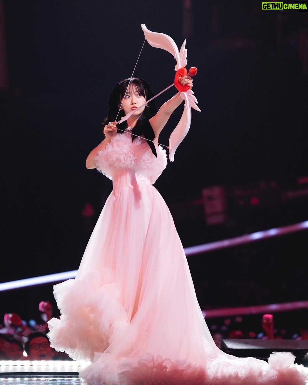 Airi Suzuki - 128.6K Likes - ✴︎
大晦日の夜は、中国の大きな年越しフェスである
「2024最美的夜 bilibili跨年晚会」に出演させていただきました🫶
2億人以上の視聴者数だったようで、、、え、、、?!!
なんかもう想像できない数字なんですけど
ちゃんと色々伝わってたかなとドキドキの中、温かい声が現地からも届いていて安心しました😭🫶
セットや演出もとんでもなく豪華で
あんなにも煌びやかな中で歌わせてもらえて幸せでした☺︎
何より緊張したのは、中国語でのMC。
発音とか完璧にしたくてめっちゃ練習したけど
本番はやっぱりド緊張したなぁ🤣
そして過去の曲もこうして国を超えてお届けできること
とっても嬉しく思います!!!
過去の自分にも教えてあげたい。届いてたよって!
これからも大切に歌っていきたいと思います🫶
#最後のはリハーサルの時の写真
#🏹🩷