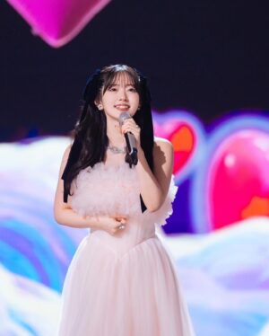 Airi Suzuki Instagram - ✴︎
大晦日の夜は、中国の大きな年越しフェスである
「2024最美的夜 bilibili跨年晚会」に出演させていただきました🫶

２億人以上の視聴者数だったようで、、、え、、、？！！
なんかもう想像できない数字なんですけど
ちゃんと色々伝わってたかなとドキドキの中、温かい声が現地からも届いていて安心しました😭🫶

セットや演出もとんでもなく豪華で
あんなにも煌びやかな中で歌わせてもらえて幸せでした☺︎

何より緊張したのは、中国語でのMC。
発音とか完璧にしたくてめっちゃ練習したけど
本番はやっぱりド緊張したなぁ🤣

そして過去の曲もこうして国を超えてお届けできること
とっても嬉しく思います！！！
過去の自分にも教えてあげたい。届いてたよって！

これからも大切に歌っていきたいと思います🫶

#最後のはリハーサルの時の写真
#🏹🩷