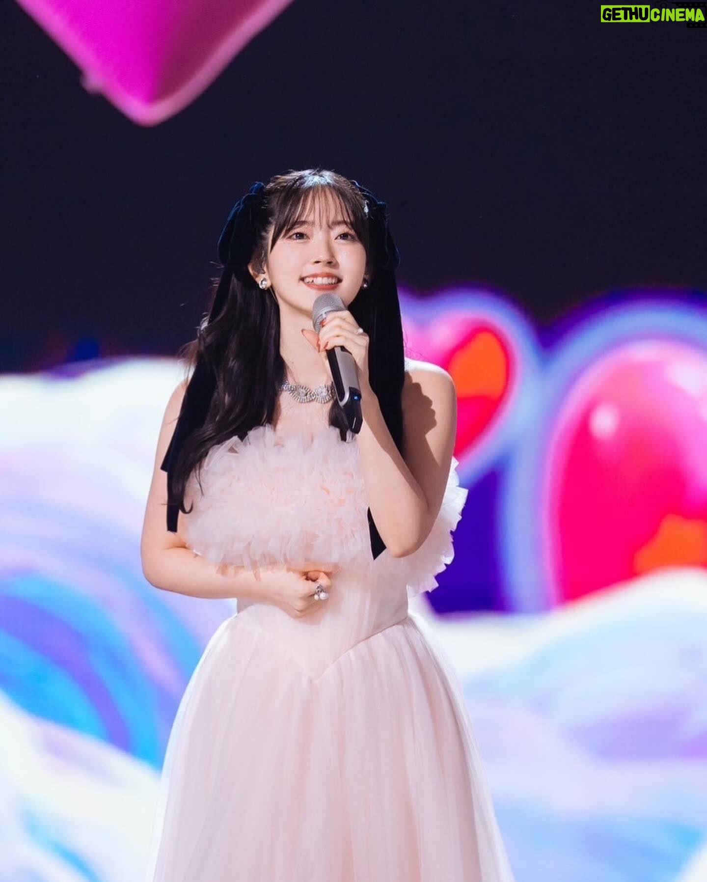 Airi Suzuki - 128.6K Likes - ✴︎
大晦日の夜は、中国の大きな年越しフェスである
「2024最美的夜 bilibili跨年晚会」に出演させていただきました🫶
2億人以上の視聴者数だったようで、、、え、、、?!!
なんかもう想像できない数字なんですけど
ちゃんと色々伝わってたかなとドキドキの中、温かい声が現地からも届いていて安心しました😭🫶
セットや演出もとんでもなく豪華で
あんなにも煌びやかな中で歌わせてもらえて幸せでした☺︎
何より緊張したのは、中国語でのMC。
発音とか完璧にしたくてめっちゃ練習したけど
本番はやっぱりド緊張したなぁ🤣
そして過去の曲もこうして国を超えてお届けできること
とっても嬉しく思います!!!
過去の自分にも教えてあげたい。届いてたよって!
これからも大切に歌っていきたいと思います🫶
#最後のはリハーサルの時の写真
#🏹🩷