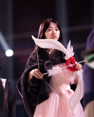 Airi Suzuki Instagram - ✴︎
大晦日の夜は、中国の大きな年越しフェスである
「2024最美的夜 bilibili跨年晚会」に出演させていただきました🫶

２億人以上の視聴者数だったようで、、、え、、、？！！
なんかもう想像できない数字なんですけど
ちゃんと色々伝わってたかなとドキドキの中、温かい声が現地からも届いていて安心しました😭🫶

セットや演出もとんでもなく豪華で
あんなにも煌びやかな中で歌わせてもらえて幸せでした☺︎

何より緊張したのは、中国語でのMC。
発音とか完璧にしたくてめっちゃ練習したけど
本番はやっぱりド緊張したなぁ🤣

そして過去の曲もこうして国を超えてお届けできること
とっても嬉しく思います！！！
過去の自分にも教えてあげたい。届いてたよって！

これからも大切に歌っていきたいと思います🫶

#最後のはリハーサルの時の写真
#🏹🩷