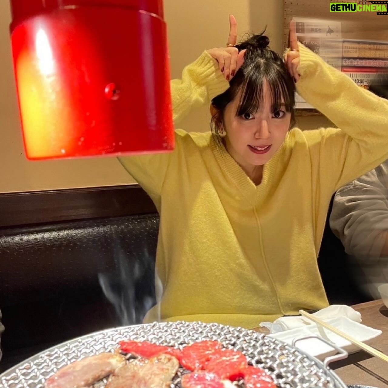 Airi Suzuki - 68.6K Likes - ✴︎ 2024年もありがとうございました♡
音楽、お芝居、モデル活動、MC、声優への挑戦。
海外にも過去で一番行かせてもらいました。
楽しいことや刺激的なこと、
素敵な出会いもたくさんあったけど
ホームからの卒業や、リニューアル、
新しい環境へ飛び込む必要があるような機会が
例年よりも多かった一年だった気がします。
なんでもっと!自分やれるだろ!
とか
もっとこうしたいのに!なんで!!!
って気持ちになることも多かった気がするけど
きっとそれは
自分自身にまだ期待できてる証拠かなって。
そう思いながら
毎日少しでも前進できるように進んできました😌
そっと増やしてきた引き出しの中身を
パンパンにしていけるような2025年にしたいです🫶
今年もまた、みんなにたくさん支えてもらっちゃったな😉
いつもありがとうだ!よ!!!!
2025年は早々から
嬉しいお知らせがお届けできると思うので😏
来年もいっぱい笑って最高な一年にしようね☺︎
良いお年をーーー!!!
#今年ラストの写真は
#ツアーの打ち上げで焼肉行ったときの
#やり切った感満載🤤