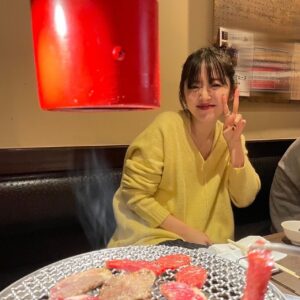 Airi Suzuki Instagram - ✴︎ ２０２４年もありがとうございました♡

音楽、お芝居、モデル活動、MC、声優への挑戦。
海外にも過去で一番行かせてもらいました。

楽しいことや刺激的なこと、
素敵な出会いもたくさんあったけど

ホームからの卒業や、リニューアル、
新しい環境へ飛び込む必要があるような機会が
例年よりも多かった一年だった気がします。

なんでもっと！自分やれるだろ！
とか
もっとこうしたいのに！なんで！！！
って気持ちになることも多かった気がするけど

きっとそれは
自分自身にまだ期待できてる証拠かなって。

そう思いながら
毎日少しでも前進できるように進んできました😌

そっと増やしてきた引き出しの中身を
パンパンにしていけるような２０２５年にしたいです🫶

今年もまた、みんなにたくさん支えてもらっちゃったな😉
いつもありがとうだ！よ！！！！

２０２５年は早々から
嬉しいお知らせがお届けできると思うので😏

来年もいっぱい笑って最高な一年にしようね☺︎

良いお年をーーー！！！

#今年ラストの写真は
#ツアーの打ち上げで焼肉行ったときの
#やり切った感満載🤤