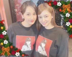 Airi Taira Instagram - My last day as a 39 year old👩🏻

夫がサウナに誘ってくれて一緒にプロラボサウナへ✨
カラオケもできてしっかりリフレッシュ✨

子供達迎えて帰宅すると真っ暗な室内からなんだか美味しそうな匂い‼︎

換気扇回さずに出ちゃったからお部屋中ごはんの匂いしちゃったなー‼︎と思ったら、、、

暗い室内に人の影、壁には豪快なバルーン、リビング入ると「お誕生日おめでとう」とクラッカーパーーン‼️

ビックリしすぎて末っ子赤ちゃんが泣いた😂
私も言葉を失い放心状態‼️

みんな待ち構えてくれてた😭涙)

バルーン、手料理、ロンＴ印刷、みんなそれぞれ分担してバタバタしてる😂‼️

顔を赤らめてキョロってる夫に「え？佑都さん知ってたの⁈」と言ったら「そうだよ」って😂‼︎

そうだよって何よ🤣笑)

嬉しくて、嬉しくて、涙が込み上げた‼︎

みんなそれぞれ本当に忙しい中、私の為に時間作ってくれて感無量でした‼︎

お寿司頼んでくれて他のおかずは全て妹と姪っ子の手作り😭涙)

私をイメージしてイラストしてくれた特別なロンTを全員着用しててほんとに嬉しかった❤️
#39歳ラストの夜#誕生日前夜#みんなのお陰で最高の記念日になった#実家からきてくれた弟#みんな大忙しなのにありがとう#妹と夫#連絡取り合ってた#仲良しか#😂#らぶ#ほんとにありがとう