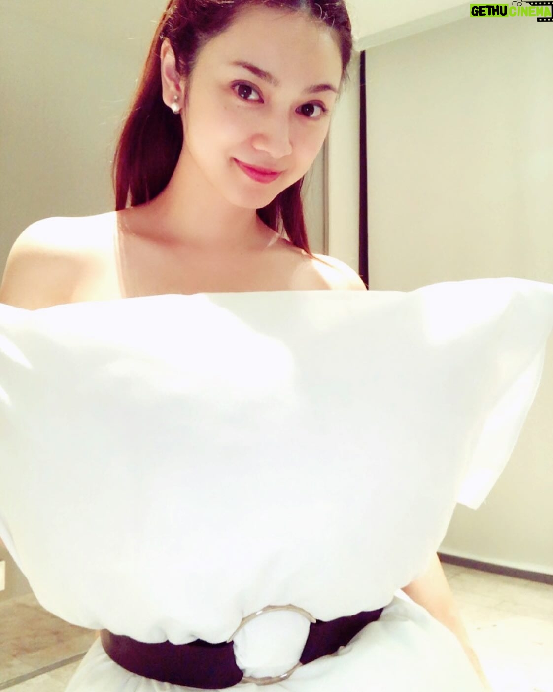 Airi Taira - 32.6K Likes - Today is my birthday🙈🩷
朝からハッピーメッセージが鳴り止まず嬉し恥ずかしOh My Heart🥹
I turned 40🥂✨
両親が居てくれて私が生まれて40年の月日が経ったと思うと感慨深いです。
これまで出逢ってくれた皆様。
こんな私をその都度、力になってくれて支えてくださり本当にありがとうございました。
#平愛梨#40回目の誕生日#アラフォー#記念写真#お洋服に見えて実は枕#後ろ振り向けない#これからもよろしくお願いします