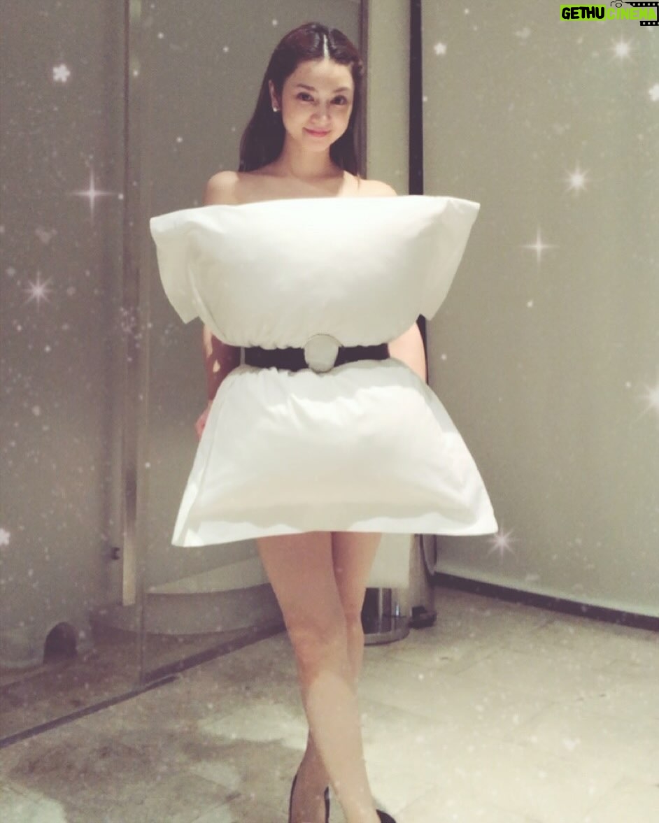 Airi Taira - 32.6K Likes - Today is my birthday🙈🩷
朝からハッピーメッセージが鳴り止まず嬉し恥ずかしOh My Heart🥹
I turned 40🥂✨
両親が居てくれて私が生まれて40年の月日が経ったと思うと感慨深いです。
これまで出逢ってくれた皆様。
こんな私をその都度、力になってくれて支えてくださり本当にありがとうございました。
#平愛梨#40回目の誕生日#アラフォー#記念写真#お洋服に見えて実は枕#後ろ振り向けない#これからもよろしくお願いします