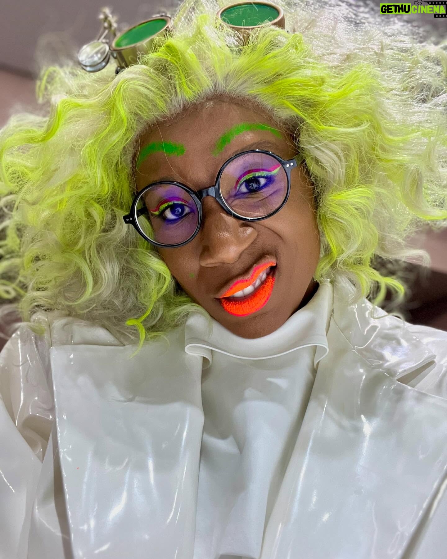 Aisha Hinds - 25K Likes - •| S T R E A M • Q U E E N |•
If you missed the @911onabc HALLOWEEN EPISODE you can STREAM NOW on @hulu
The crew did an incredible job executing all the looks, laughs, haunts and hijinks.