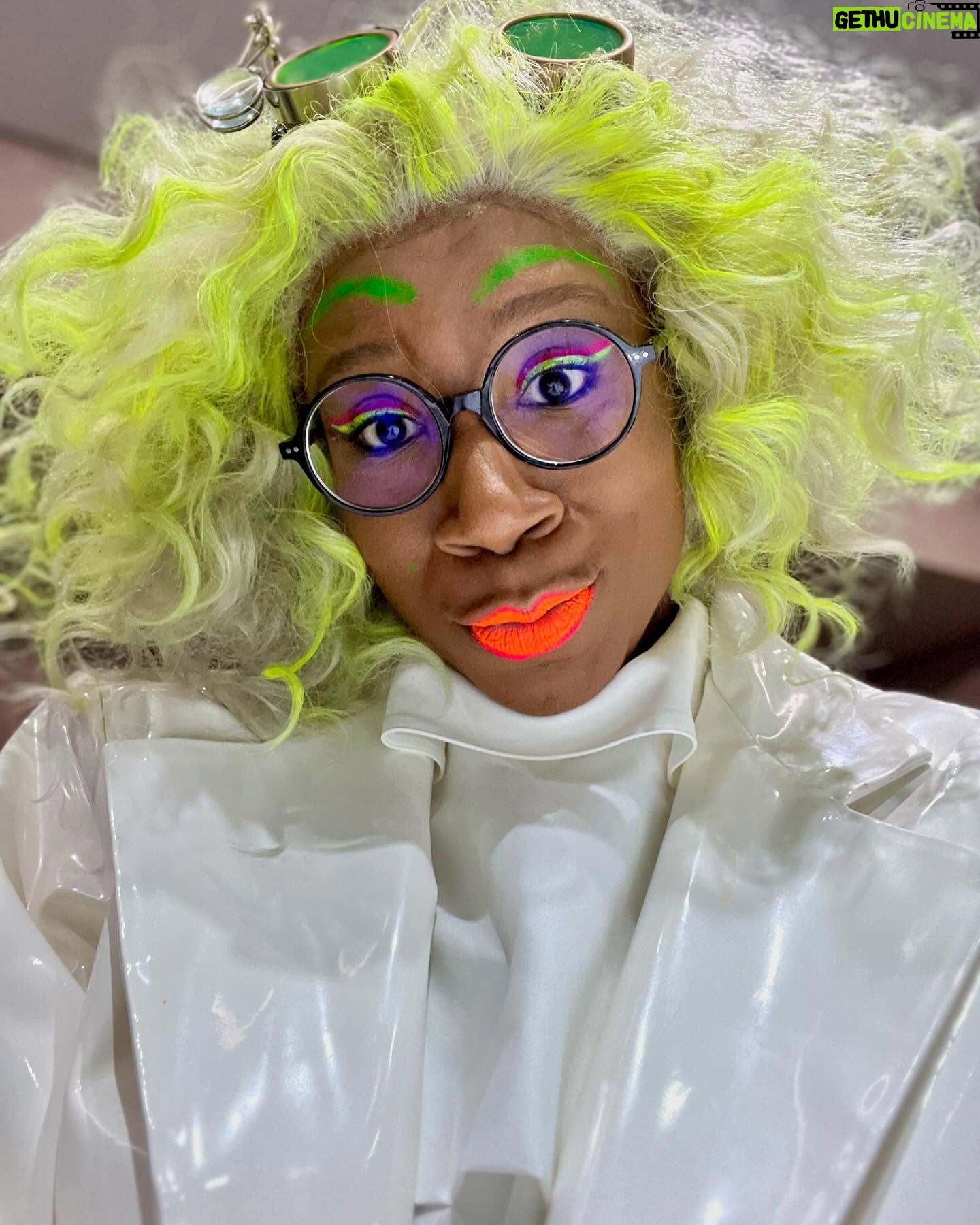 Aisha Hinds - 25K Likes - •| S T R E A M • Q U E E N |•
If you missed the @911onabc HALLOWEEN EPISODE you can STREAM NOW on @hulu
The crew did an incredible job executing all the looks, laughs, haunts and hijinks.