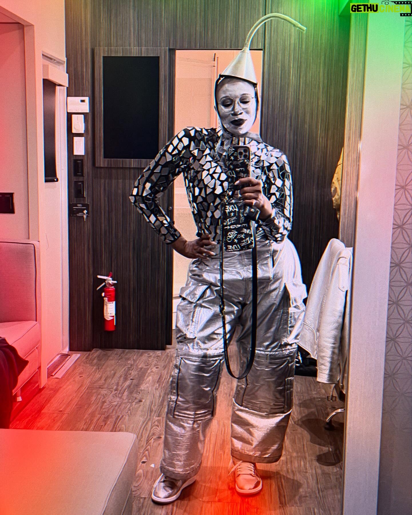Aisha Hinds - 33.3K Likes - •| T I N • N I G H T • on • 9 1 1 |•
Tune in TIN night for a special Halloween Episode on @911onabc
So much FUN! And a little bit of FRIGHT! 😳
📷: @jenniferlovehewitt ✨❤️✨