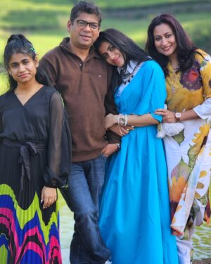 Aishu Instagram - Happy new year from us to you❤️💛

#familytime#familyiseverything#bepositive#happynewyear2025#happynewyear