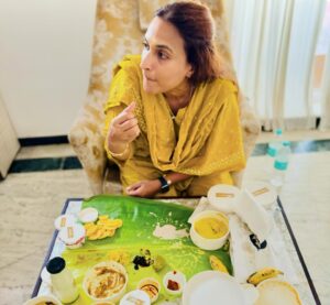 Aishwarya R. Dhanush Instagram - Happy Onam to all my dear ones who are celebrating today 🌼🌸..may your homes be filled with loads of flowers…lots of sadhya food..happiness and laughter! @soundaryaarajinikant I’m stuffed right now ! Thank you for the yum lunch..the second picture is me wondering where to run 5kms this evening for all this eating ! Total Sunday cheat meal max ! Totally worth it ! #workingsunday #enjoyingeverymoment #happyonam🌻🌺