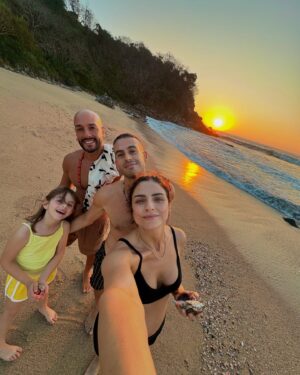 Aislinn Derbez Instagram - Qué bien la pasamos siempre con ustedes🌈
Amo esos viajes que ensanchan el corazón. 
we ♥️u guys🥹
