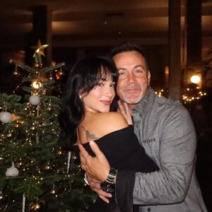 Aitana Instagram - FELIZ NOCHE BUENA A TODOS 💙 de parte de mi familia y mía 🎆🎄