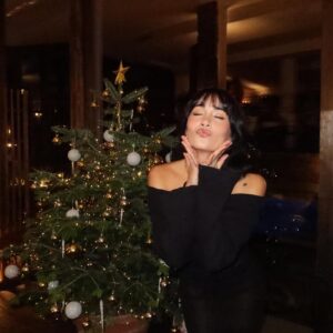 Aitana Instagram - FELIZ NOCHE BUENA A TODOS 💙 de parte de mi familia y mía 🎆🎄