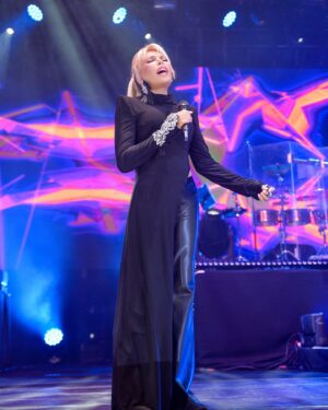 Ajda Pekkan Instagram - Istanbul Kongre Merkezi … Soğuk bir Aralık gecesi , sayenizde sıcacık bir atmosfere dönüştü . ❤️🙏🏻

@srhtavc7 📸
@rifatyuzuak 
@qbyhairfabric 
@burcusedefofficial 
@bayhanproduksiyon 
@onxevent 
@haluk_senturk 
@istanbulcongresscenter