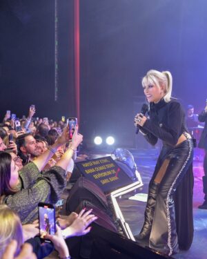 Ajda Pekkan Instagram - Istanbul Kongre Merkezi … Soğuk bir Aralık gecesi , sayenizde sıcacık bir atmosfere dönüştü . ❤️🙏🏻

@srhtavc7 📸
@rifatyuzuak 
@qbyhairfabric 
@burcusedefofficial 
@bayhanproduksiyon 
@onxevent 
@haluk_senturk 
@istanbulcongresscenter