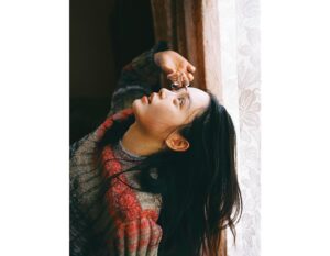 Akari Takaishi Instagram - アートカレンダー「Ito」の発売が決定いたしました！

写真家の増田彩来さんに”今”を撮っていただきました。
こんなにもカメラを意識しなかった撮影は初めてです。
目に見えない糸で引き寄せられた素敵なチームの皆さんと初めてのカレンダーを作ることができ、とても嬉しく思っています。
#Ito

年内にイベントでの販売を予定しています☺︎

photo @sara_photo_912 
stylist @kanedakenshi 
h&m @ayasumimoto 
Art Director/Designer @hanaf_tialt 
Creative Producer @bamio_dayo