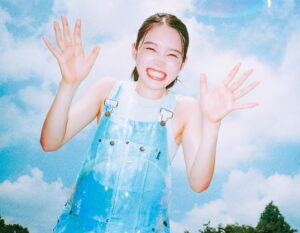 Akari Takaishi Instagram - アートカレンダー「Ito」の発売が決定いたしました！

写真家の増田彩来さんに”今”を撮っていただきました。
こんなにもカメラを意識しなかった撮影は初めてです。
目に見えない糸で引き寄せられた素敵なチームの皆さんと初めてのカレンダーを作ることができ、とても嬉しく思っています。
#Ito

年内にイベントでの販売を予定しています☺︎

photo @sara_photo_912 
stylist @kanedakenshi 
h&m @ayasumimoto 
Art Director/Designer @hanaf_tialt 
Creative Producer @bamio_dayo