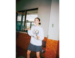 Akari Takaishi Instagram - アートカレンダー「Ito」の発売が決定いたしました！

写真家の増田彩来さんに”今”を撮っていただきました。
こんなにもカメラを意識しなかった撮影は初めてです。
目に見えない糸で引き寄せられた素敵なチームの皆さんと初めてのカレンダーを作ることができ、とても嬉しく思っています。
#Ito

年内にイベントでの販売を予定しています☺︎

photo @sara_photo_912 
stylist @kanedakenshi 
h&m @ayasumimoto 
Art Director/Designer @hanaf_tialt 
Creative Producer @bamio_dayo