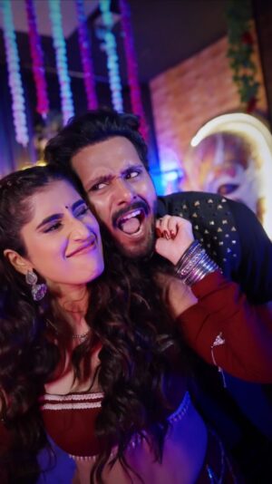 Akasa Instagram - Grooving to Daavudi with the voice behind the song, my super talented friend 🥺🫶🏻 @akasasing! 🎤🎶 ❤️ 

Full video out tomorrow! ✨🔥
Are you guys excited?
.
.
.
.
.
.
.
.

#Daavudi #NewTrack #StayTuned #FullVideoComingSoon #Devara #JuniorNTR #SureshMukund #AkasaSingh #Telugu #Reels #InstReel #Tollywood
