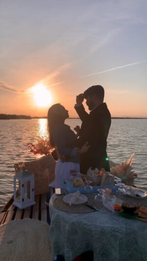 Alain Rocben Instagram - Solo el agua y nosotros, todo lo demás sobra.
#alainrocben #valencia #couplelove #lovegoals #romanticvibes #travelcouples #reelromance #wanderlust