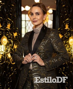 Alejandra Barros Instagram - Hoy es Viernes de #EstiloDFWeekend en portada tenemos a Alejandra Barros.

La actriz vive su pasión día a día: contar historias. Aunque hace tiempo no lo hace frente a un público, ha encontrado en la escritura una forma de seguir creando. Su energía no se detiene; acaba de cerrar un capítulo con una telenovela y ya está inmersa en un nuevo proyecto.

📍 @duhartdesign