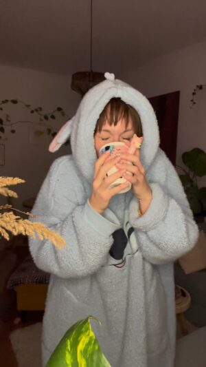 Aleksandra Adamska Instagram - ten moment kiedy wszyscy wokół ciebie narzekają, że zimno i ciemno, a ty cieszysz się, że o 16 możesz zapalić już swieczuszki dla klimatu, przebrać się w domowego stitcha, pić ciepły naparek i nie wyściubiać nosa przez całą niedziele z domu 😁😋

#zasłużone #ciepełko #domek #radość #tańce #otaa