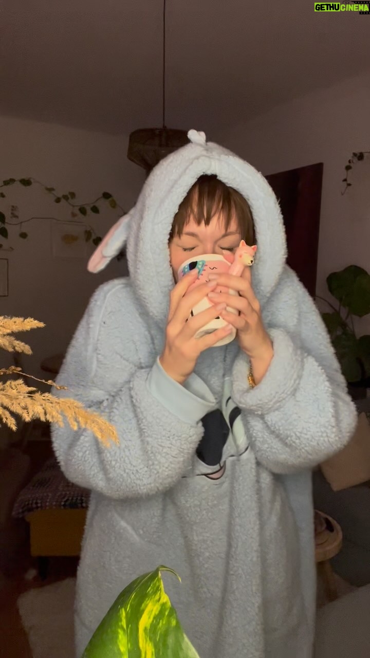 Aleksandra Adamska - 13.1K Likes - ten moment kiedy wszyscy wokół ciebie narzekają, że zimno i ciemno, a ty cieszysz się, że o 16 możesz zapalić już swieczuszki dla klimatu, przebrać się w domowego stitcha, pić ciepły naparek i nie wyściubiać nosa przez całą niedziele z domu 😁😋
#zasłużone #ciepełko #domek #radość #tańce #otaa
