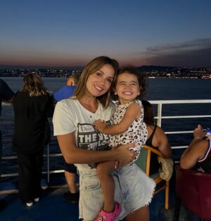 Alessia Macari Instagram - Il 14 gennaio è giorno dove la mia vita è cambiata , perché sei arrivata tu . La mia piccola grande donna Nevaeh . Hai reso la mia vita bella da morire . Ti auguro tante gioie e tante avventure nel tuo cammino, ti insegnerò a fermarti, a prestare attenzione a chi avrà bisogno del tuo aiuto lungo il percorso chiamato vita. Ascolta sempre il tuo cuore . Ti auguro che tu possa sempre sognare in grande, che tu possa sorridere sempre, che tu possa apprezzare e imparare ogni giorno cose nuove. Sei una bimba speciale, ci lasci sempre di buon umore,  con la tua simpatia e con il tuo sorriso contagioso. I miei occhi non vedranno mai una bellezza più grande della tua . Sei unica . Ti amo più della mia vita ❤️ tanti auguri Nevaeh  3 🎉🎈🎂🥳 #mybaby #birthday #3 #figlia #compleanno