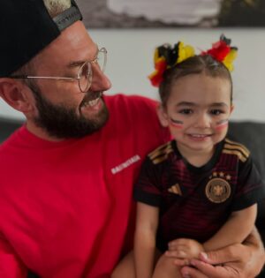 Alessia Macari Instagram - Il 14 gennaio è giorno dove la mia vita è cambiata , perché sei arrivata tu . La mia piccola grande donna Nevaeh . Hai reso la mia vita bella da morire . Ti auguro tante gioie e tante avventure nel tuo cammino, ti insegnerò a fermarti, a prestare attenzione a chi avrà bisogno del tuo aiuto lungo il percorso chiamato vita. Ascolta sempre il tuo cuore . Ti auguro che tu possa sempre sognare in grande, che tu possa sorridere sempre, che tu possa apprezzare e imparare ogni giorno cose nuove. Sei una bimba speciale, ci lasci sempre di buon umore,  con la tua simpatia e con il tuo sorriso contagioso. I miei occhi non vedranno mai una bellezza più grande della tua . Sei unica . Ti amo più della mia vita ❤️ tanti auguri Nevaeh  3 🎉🎈🎂🥳 #mybaby #birthday #3 #figlia #compleanno