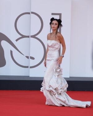 Alessia Tresoldi Instagram - ❤️
Il 2024 è un anno pieno di nuove sfide e opportunità per me ed eccoci di nuovo qui.
Grazie @azazieofficial per questo splendido abito da sogno che mi ha accompagnata sul red carpet di Venezia 81 #invitedby #Azazie&Alefe24 
Un enorme grazie e baci a tutti voi che mi avete supportata e seguita per tutto questo tempo.

Premiere “I’m Still Here” (Ainda Estou Aqui) Red Carpet - The 81st Venice International Film Festival 

Abito: Azazie 

Ps: Per fortuna IG ha aumentato il carosello a 20 foto 

#venicefilmfestival #venezia81 #venezia #festivaldivenezia #venice #festivaldelcinema #azazie #azazieitaly #azazieatelier #tresoldi #Bergamo