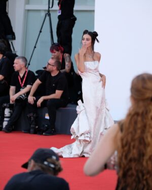 Alessia Tresoldi Instagram - ❤️
Il 2024 è un anno pieno di nuove sfide e opportunità per me ed eccoci di nuovo qui.
Grazie @azazieofficial per questo splendido abito da sogno che mi ha accompagnata sul red carpet di Venezia 81 #invitedby #Azazie&Alefe24 
Un enorme grazie e baci a tutti voi che mi avete supportata e seguita per tutto questo tempo.

Premiere “I’m Still Here” (Ainda Estou Aqui) Red Carpet - The 81st Venice International Film Festival 

Abito: Azazie 

Ps: Per fortuna IG ha aumentato il carosello a 20 foto 

#venicefilmfestival #venezia81 #venezia #festivaldivenezia #venice #festivaldelcinema #azazie #azazieitaly #azazieatelier #tresoldi #Bergamo