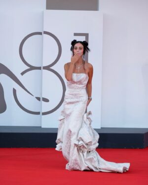 Alessia Tresoldi Instagram - ❤️
Il 2024 è un anno pieno di nuove sfide e opportunità per me ed eccoci di nuovo qui.
Grazie @azazieofficial per questo splendido abito da sogno che mi ha accompagnata sul red carpet di Venezia 81 #invitedby #Azazie&Alefe24 
Un enorme grazie e baci a tutti voi che mi avete supportata e seguita per tutto questo tempo.

Premiere “I’m Still Here” (Ainda Estou Aqui) Red Carpet - The 81st Venice International Film Festival 

Abito: Azazie 

Ps: Per fortuna IG ha aumentato il carosello a 20 foto 

#venicefilmfestival #venezia81 #venezia #festivaldivenezia #venice #festivaldelcinema #azazie #azazieitaly #azazieatelier #tresoldi #Bergamo