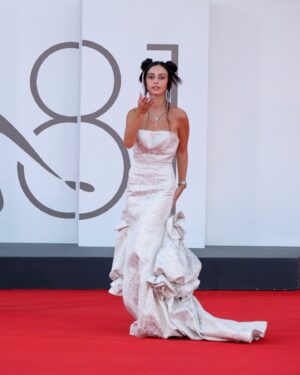 Alessia Tresoldi Instagram - ❤️
Il 2024 è un anno pieno di nuove sfide e opportunità per me ed eccoci di nuovo qui.
Grazie @azazieofficial per questo splendido abito da sogno che mi ha accompagnata sul red carpet di Venezia 81 #invitedby #Azazie&Alefe24 
Un enorme grazie e baci a tutti voi che mi avete supportata e seguita per tutto questo tempo.

Premiere “I’m Still Here” (Ainda Estou Aqui) Red Carpet - The 81st Venice International Film Festival 

Abito: Azazie 

Ps: Per fortuna IG ha aumentato il carosello a 20 foto 

#venicefilmfestival #venezia81 #venezia #festivaldivenezia #venice #festivaldelcinema #azazie #azazieitaly #azazieatelier #tresoldi #Bergamo