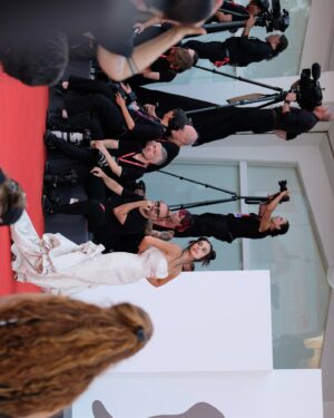 Alessia Tresoldi Instagram - ❤️
Il 2024 è un anno pieno di nuove sfide e opportunità per me ed eccoci di nuovo qui.
Grazie @azazieofficial per questo splendido abito da sogno che mi ha accompagnata sul red carpet di Venezia 81 #invitedby #Azazie&Alefe24 
Un enorme grazie e baci a tutti voi che mi avete supportata e seguita per tutto questo tempo.

Premiere “I’m Still Here” (Ainda Estou Aqui) Red Carpet - The 81st Venice International Film Festival 

Abito: Azazie 

Ps: Per fortuna IG ha aumentato il carosello a 20 foto 

#venicefilmfestival #venezia81 #venezia #festivaldivenezia #venice #festivaldelcinema #azazie #azazieitaly #azazieatelier #tresoldi #Bergamo